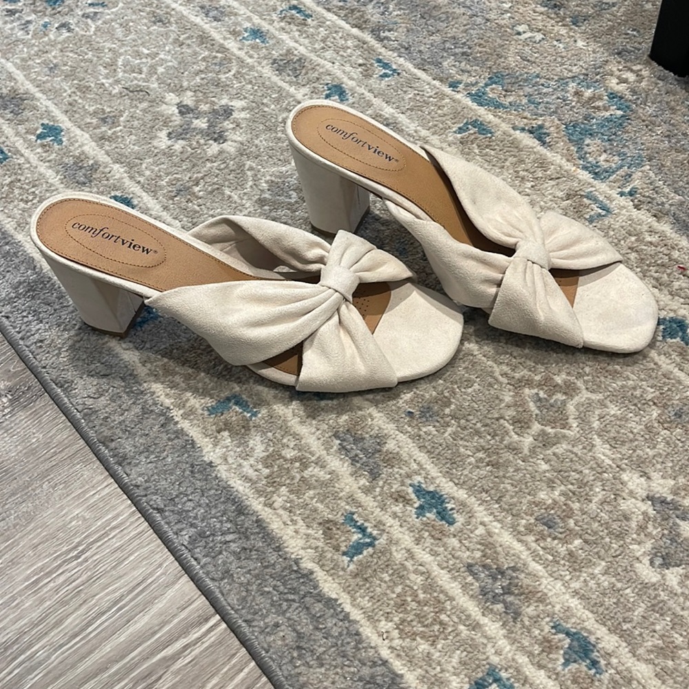 BNWOT comfort view cream slip on heels